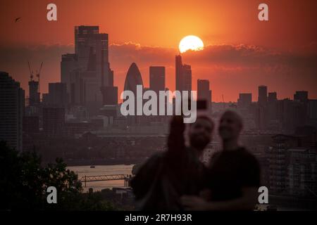 London, Großbritannien. 15. Juni 2023. Wetter in Großbritannien: Dramatischer Sonnenuntergang vom Gipfel des Greenwich Park aus. Das MET Office prognostiziert für einen Großteil des Vereinigten Königreichs in den nächsten Tagen mittlere bis hohe 20Cs-Werte und bis zum Wochenende, wobei der Höchststand des Quecksilbers am Samstag um 29C Uhr in London angesetzt wird. Wolken, Regen, Gewitter und Hagel werden über das Wochenende anschwellen und die Nächte werden feucht. Kredit: Guy Corbishley/Alamy Live News Stockfoto