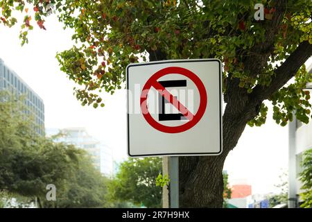 Straßenschild „No Parking on City Street“. Verkehrsregeln Stockfoto