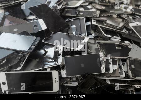 Prag, CZ - 12. Juni 2023: Haufen gebrochener iPhone-Bildschirme. Abgestürzte Lcd-Anzeige Aus Bildschirmglas. Gadget-Teile, die übereinander liegen. Für Verwendung R Stockfoto