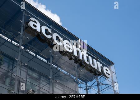 Prag, CZ -27. April 2023: Logo auf Accenture Hauptsitz in Prag. Consulting-Audit. Concept Corporation. EDITORIAL Stockfoto