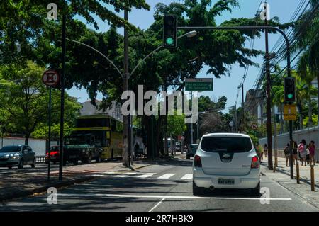 Blick auf den Verkehr, der an der Pasteur Avenue in Benjamin vorbeiführt, das sich in einem Gebäude befindet, das sich im Stadtteil Urca befindet und im Sommer morgens unter blauem Himmel liegt. Stockfoto