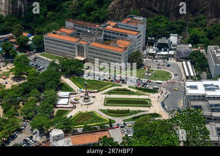 Luftaufnahme vom Urca-Hügel auf den General Tiburcio-Platz mit dem Gebäude des Military Institute of Engineering in der Nähe im Stadtteil Urca an einem sonnigen Tag. Stockfoto