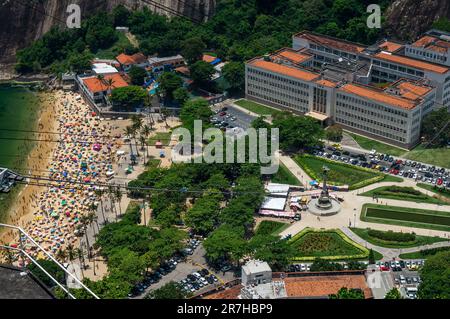 Luftaufnahme auf den General Tiburcio Platz und Praia Vermelha Strand mit dem Gebäude des Military Institute of Engineering in der Nähe an einem sonnigen Sommertag Stockfoto