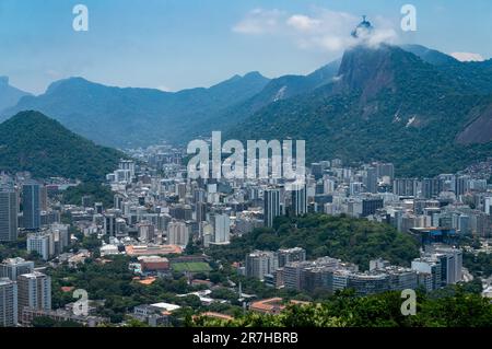 Luftaufnahme der Stadtteile Urca und Botafogo von der Aussichtsplattform des Hügels Urca im Stadtteil Urca unter dem sonnigen, wolkigen Himmel am Sommernachmittag. Stockfoto