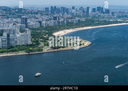 Weiter Blick auf die Viertel Flamengo und Gloria Küste mit dem blauen Wasser der Guanabara-Bucht in der Nähe, gesehen vom Urca-Hügel unter dem blauen Himmel am Sommernachmittag. Stockfoto