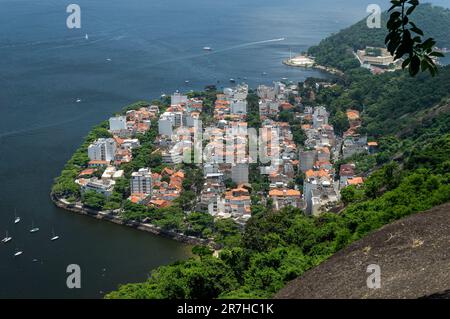 Weiter Blick auf die Wohngegend des Stadtviertels Urca, umgeben von Wasser in der Guanabara-Bucht, wie sie an einem sonnigen Sommertag vom Gipfel des Urca-Hügels aus gesehen wird. Stockfoto