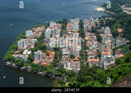 Nähere Sicht auf die Wohngegend des Stadtviertels Urca, umgeben von Wasser in der Guanabara-Bucht, wie sie an einem sonnigen Sommertag vom Urca-Hügel aus gesehen wird. Stockfoto