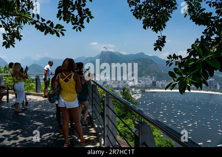 Touristen, die den Blick auf die Landschaft im Außenbereich von Urca Hill Aussichtspunkten im Stadtteil Urca unter dem sonnigen, klaren blauen Himmel erwägen. Stockfoto