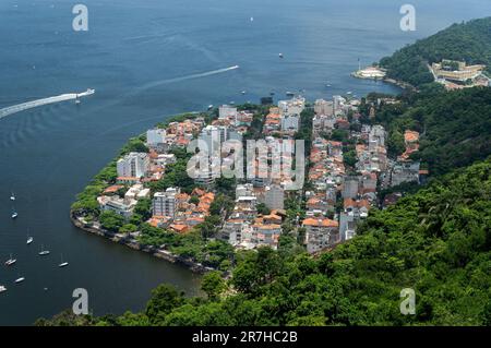 Weiter Blick auf die Wohngegend des Stadtviertels Urca, umgeben von Wasser in der Guanabara-Bucht, wie sie an einem sonnigen Sommertag vom Urca-Hügel aus gesehen wird. Stockfoto