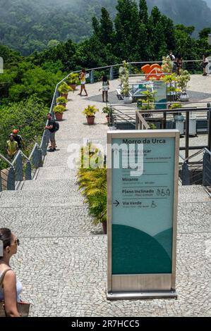 Der Außenbereich an der Ostseite des Hügelgipfels von Urca im Stadtteil Urca, umgeben von dichten grünen Vegetationswäldern an einem sonnigen Tag am Sommernachmittag. Stockfoto