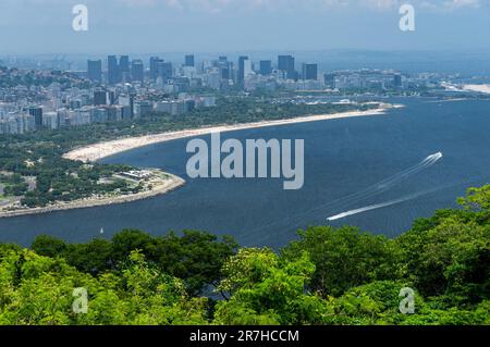 Weiter Blick auf die Küste des Flamengo-Viertels mit dem Centro-Viertel auf der Rückseite und dem blauen Wasser der Guanabara-Bucht in der Nähe unter dem sonnigen blauen Himmel am Sommernachmittag. Stockfoto