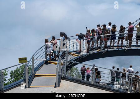 Touristen, die auf der Brücke der Aussichtsplattform stehen und den Blick auf den Gipfel des Zuckerhuts im Stadtteil Urca an sonnigen Sommertagen genießen. Stockfoto