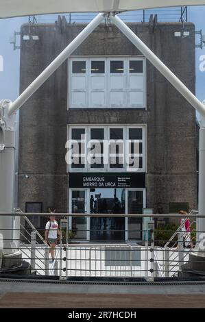 Vorderansicht des Zuckerhut-Seilbahnhofgebäudes auf dem Gipfel des Zuckerhuts im Stadtteil Urca unter dem sonnigen, klaren blauen Himmel. Stockfoto