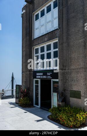 Näherer Blick auf das Gebäude der Zuckerhut-Seilbahn am Gipfel des Zuckerhuts im Stadtteil Urca unter dem sonnigen, klaren blauen Himmel Stockfoto