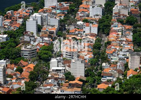 Aus der Vogelperspektive sehen Sie die gehobene Wohngegend des Stadtviertels Urca in der Nähe des Zuckerhuts, der an einem sonnigen Sommertag vom Urca-Hügel aus gesehen wird. Stockfoto