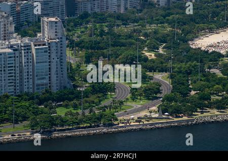 Naher Blick auf den Flamengo-Park (Aterro do Flamengo) dichte Grünflächen im Flamengo-Viertel mit der Infante Dom Henrique Avenue an sonnigen Sommertagen. Stockfoto