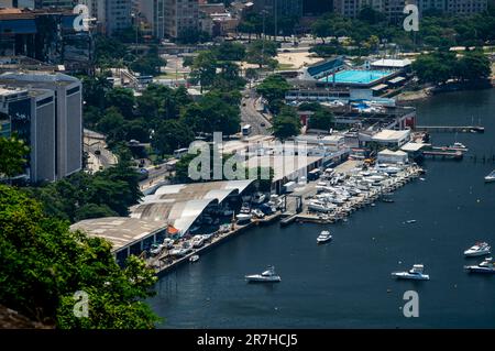Luftaufnahme des Rio de Janeiro Yachtclubs im Botafogo-Viertel, nahe der Pasteur Avenue und direkt am Wasser der Guanabara-Bucht bei sonnigen Sommertagen. Stockfoto