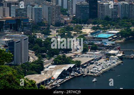 Teilweise Luftaufnahme des Rio de Janeiro Yachtclubs und der Gebäude des Botafogo-Viertels, direkt an der Guanabara-Bucht, blaues Wasser am Sommernachmittag, sonniger Tag. Stockfoto