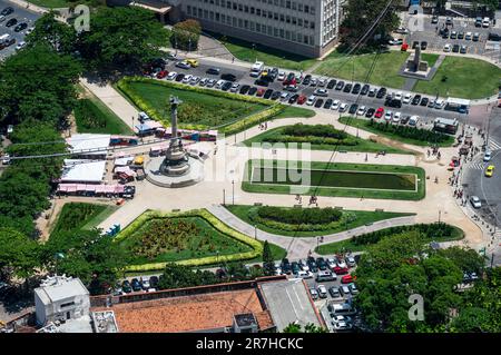 Blick aus der Vogelperspektive auf den General Tiburcio-Platz, nahe der Zuckerhut-Seilbahn-Station an der Pasteur Avenue im Stadtteil Urca, an der im Sommer am Nachmittag sonnige Tage herrschen. Stockfoto