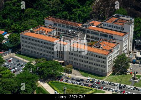 Luftaufnahme des Gebäudes des Military Institute of Engineering am General Tiburcio Platz im Stadtteil Urca, nahe Urca Hügel bei sonnigen Sommertagen. Stockfoto