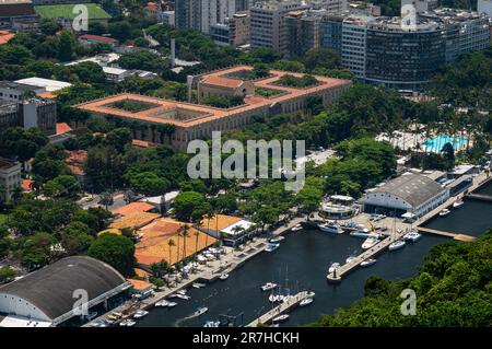 Luftaufnahme der Rio de Janeiro Federal University (Praia Vermelha Campus) in der Nähe des Yachtclubs im Stadtteil Urca am Sommernachmittag an einem sonnigen Tag. Stockfoto