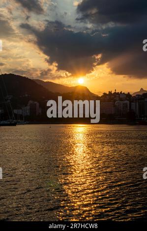 Blick auf den Sonnenuntergang von der Almirante Silvio de Noronha Avenue, in der Nähe des Flughafens Santos Dumont der Küste des Gloria Bezirks unter dem Himmel im Sommer am späten Nachmittag. Stockfoto