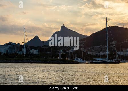 Am späten Nachmittag sehen Sie die Almirante Silvio de Noronha Avenue, den nahe gelegenen Flughafen Santos Dumont, die Küste des Gloria-Viertels und die Yachthafenboote. Stockfoto