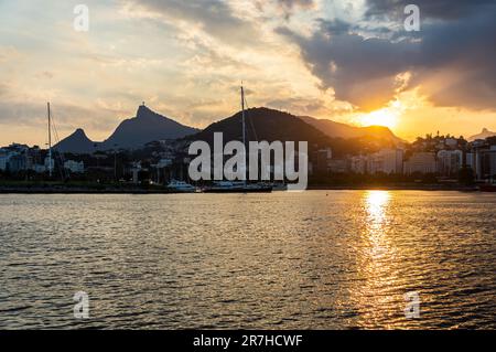 Breiter Blick auf den Sonnenuntergang von der Almirante Silvio de Noronha Avenue, in der Nähe des Flughafens Santos Dumont der Küste des Viertels Gloria am späten Nachmittag. Stockfoto