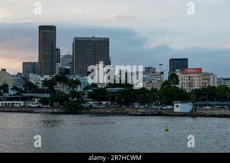 Teilweise nähere Sicht auf die Geschäftsgebäude am Gloria-Viertel, wie sie vom Santos Dumont Rock Pier (Pier de Pedra) im Sommer am späten Nachmittag gesehen werden. Stockfoto