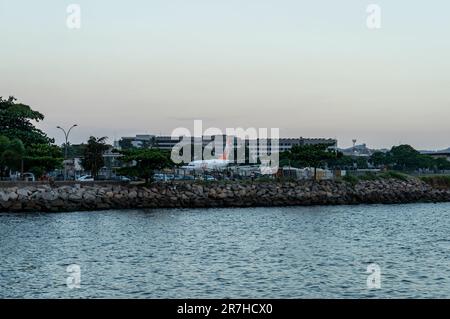 Blick auf den Flughafen Santos Dumont am Wasser der Guanabara Bay im Centro District vom Rock Pier aus unter dem Himmel des Sommers am späten Nachmittag. Stockfoto