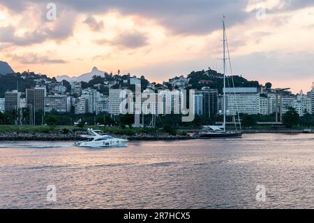 Am späten Nachmittag sehen Sie die Gebäude an der Küste des Gloria-Viertels, die Sie vom Rock Pier (Pier de Pedra) in der Nähe des Flughafens Santos Dumont unter dem Nachmittagshimmel sehen können. Stockfoto