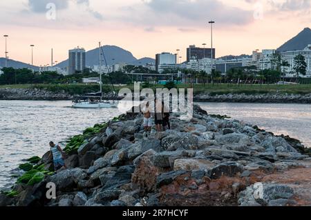 Große Felsen und Steine am Ende des Santos Dumont Felsenpiers im Centro-Viertel, nahe zum Flughafen Santos Dumont unter dem Sommer am späten Nachmittag Sonnenuntergang Himmel. Stockfoto