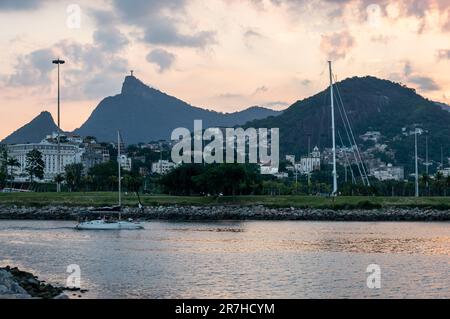 Blick auf die Küstengebäude des Viertels Gloria vom Rock Pier (Pier de Pedra) aus, nahe gelegener Flughafen Santos Dumont im Sommer am späten Nachmittag bei Sonnenuntergang. Stockfoto