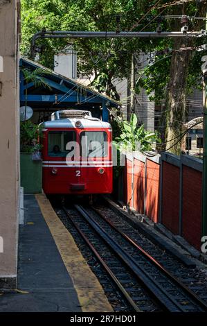 Der alte rote SLM Bhe 2-4 Nr. 2 Eisenbahnwaggon von der Corcovado Rack Railway am Bahnhof Cosme Velho lädt Passagiere aus, bevor es in Richtung Corcovado geht. Stockfoto