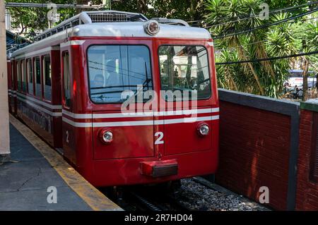 Die alte rote SLM Bhe 2-4 Nr. 2 von der Corcovado Rack Railway, die am Bahnhof Cosme Velho ankommt, für Passagiere, die einsteigen, bevor sie zum Berg Corcovado fahren. Stockfoto