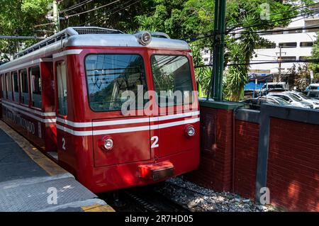 Die alte rote SLM Bhe 2-4 Nr. 2 von der Corcovado Rack Railway, die am Bahnhof Cosme Velho ankommt, für Passagiere, die einsteigen, bevor sie zum Berg Corcovado fahren. Stockfoto