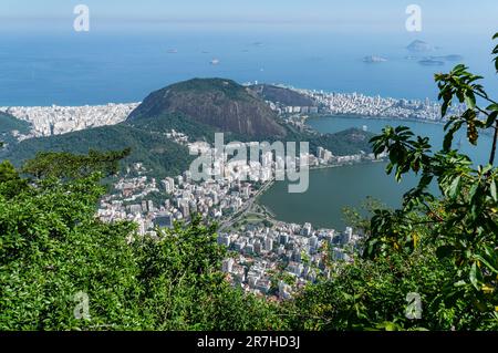 Weiter Blick auf Lagoa, Ipanema und Copacabana mit Morro dos Cabritos Hügel und Rodrigo de Freitas Lagune in der Zwischenzeit unter der Sommersonne. Stockfoto