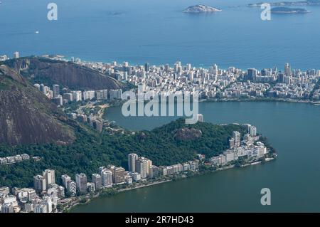 Teilweiser und näherer Blick auf die Viertel Lagoa und Ipanema mit dem Morro dos Cabritos-Hügel dazwischen, wie vom Corcovado-Berg bei sonnigen Sommertagen gesehen. Stockfoto