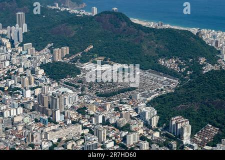 Aus der Vogelperspektive sehen Sie die Gebäude im Botafogo-Viertel mit dem Friedhof Sao Joao Batista in der Mitte zwischen den Hügeln, wie Sie ihn vom Gipfel des Corcovado sehen. Stockfoto