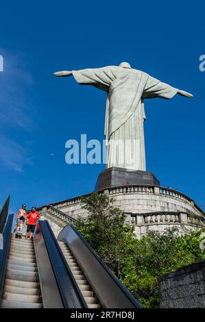 Die Rückseite der Christus-Erlöser-Statue sah vom Boden des Corcovado Berggipfels aus unter dem sonnigen blauen Himmel. Stockfoto