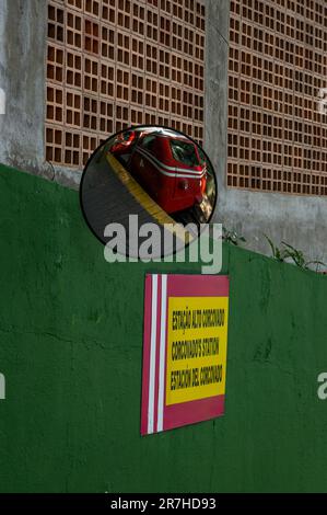 Konvexer Toter-Winkel-Spiegel für Zugführer. Überprüfen Sie die Plattform, die an der Bahnsteigwand von Cristo Redentor auf dem Gipfel des Corcovado hängt. Stockfoto