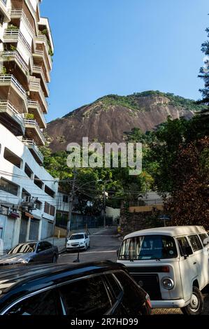 Blick auf die Erere Straße in der Nähe des Sao Judas Tadeu Platzes und des Corcovado Rack Bahnhofs Cosme Velho mit dem Dona Marta Hügel hinten unter blauem Himmel. Stockfoto