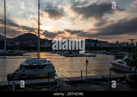 Viele Boote, Yachten und Schiffe ankern im Wasser der Guanabara Bay am Gloria Marina im Viertel Gloria unter dem wolkigen blauen Himmel am späten Sommer Nachmittag. Stockfoto