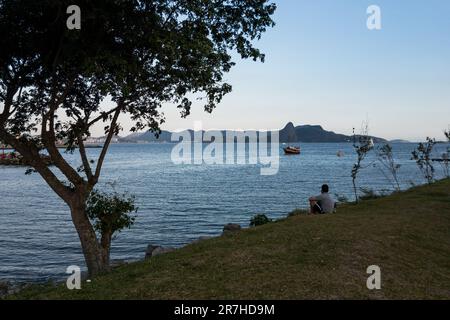 Am späten Nachmittag sehen Sie das Wasser der Guanabara-Bucht von der Gloria Strandküste im Viertel Gloria, nahe Gloria Marina unter klarem blauen Himmel im Sommer. Stockfoto