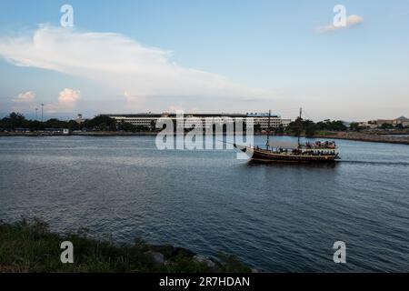 Blick auf das blaue Wasser der Guanabara-Bucht mit teilweisem Blick auf den Flughafen Santos Dumont auf der Rückseite, wie vom Gloria-Viertel im Sommer am späten Wolkenhimmel gesehen. Stockfoto