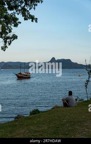 Am späten Nachmittag sehen Sie das Wasser der Guanabara-Bucht von der Gloria Strandküste im Viertel Gloria, nahe Gloria Marina unter blauem Himmel am Sommernachmittag. Stockfoto