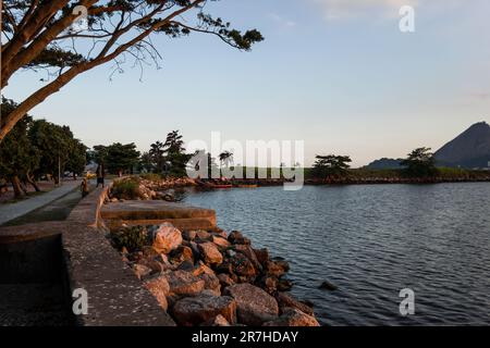 Teilblick auf Santos Dumont Rock Pier (Pier de Pedra) nahe Santos Dumont Airport im Centro District unter dem klaren blauen Himmel am späten Sommer-Nachmittag. Stockfoto