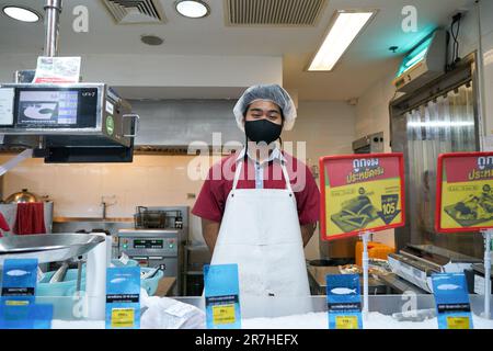 BANGKOK, THAILAND - CIRCA APRIL 2023: Innenporträt eines Mitarbeiters im Big C Supercenter Ratchadamri in Bangkok. Stockfoto