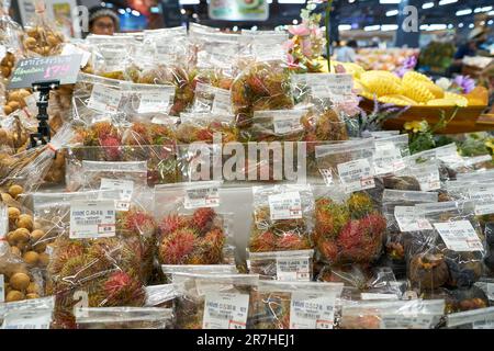 BANGKOK, THAILAND - CIRCA APRIL 2023: Rambutane im Big C Supercenter Ratchadamri in Bangkok. Stockfoto