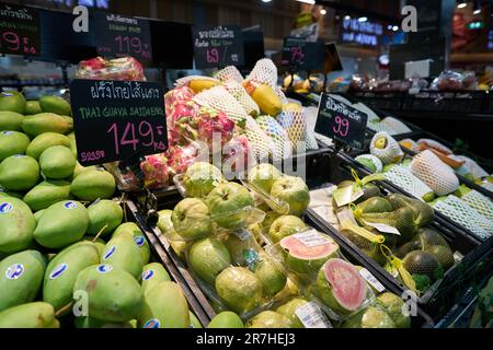 BANGKOK, THAILAND - CIRCA APRIL 2023: Verschiedene Früchte im Big C Supercenter Ratchadamri in Bangkok. Stockfoto